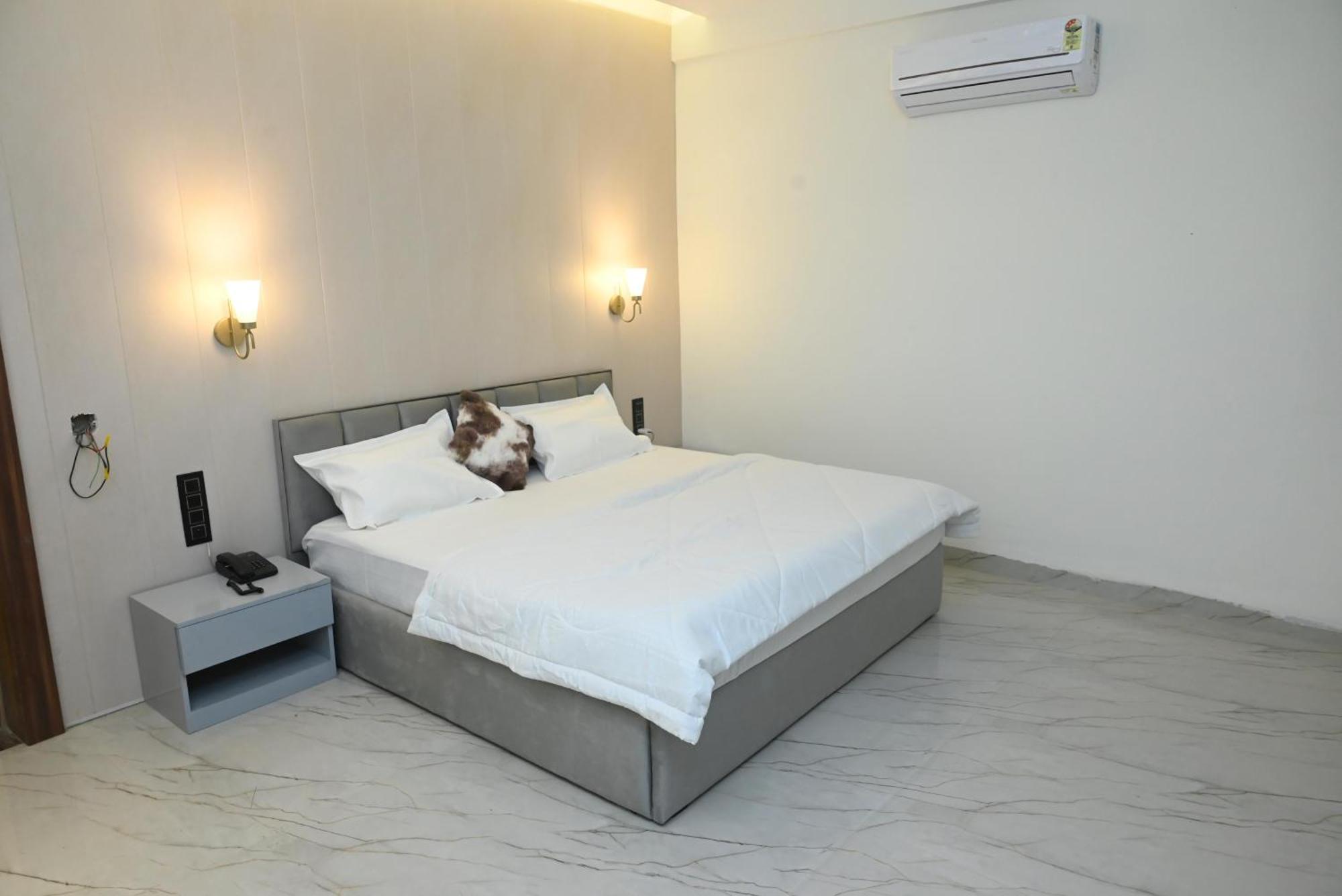 Trisaa Resort & Banquets Jhusi 외부 사진