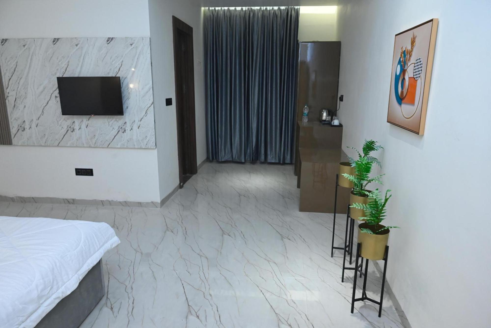 Trisaa Resort & Banquets Jhusi 외부 사진