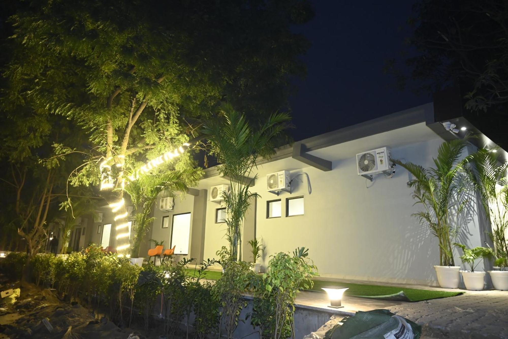 Trisaa Resort & Banquets Jhusi 외부 사진