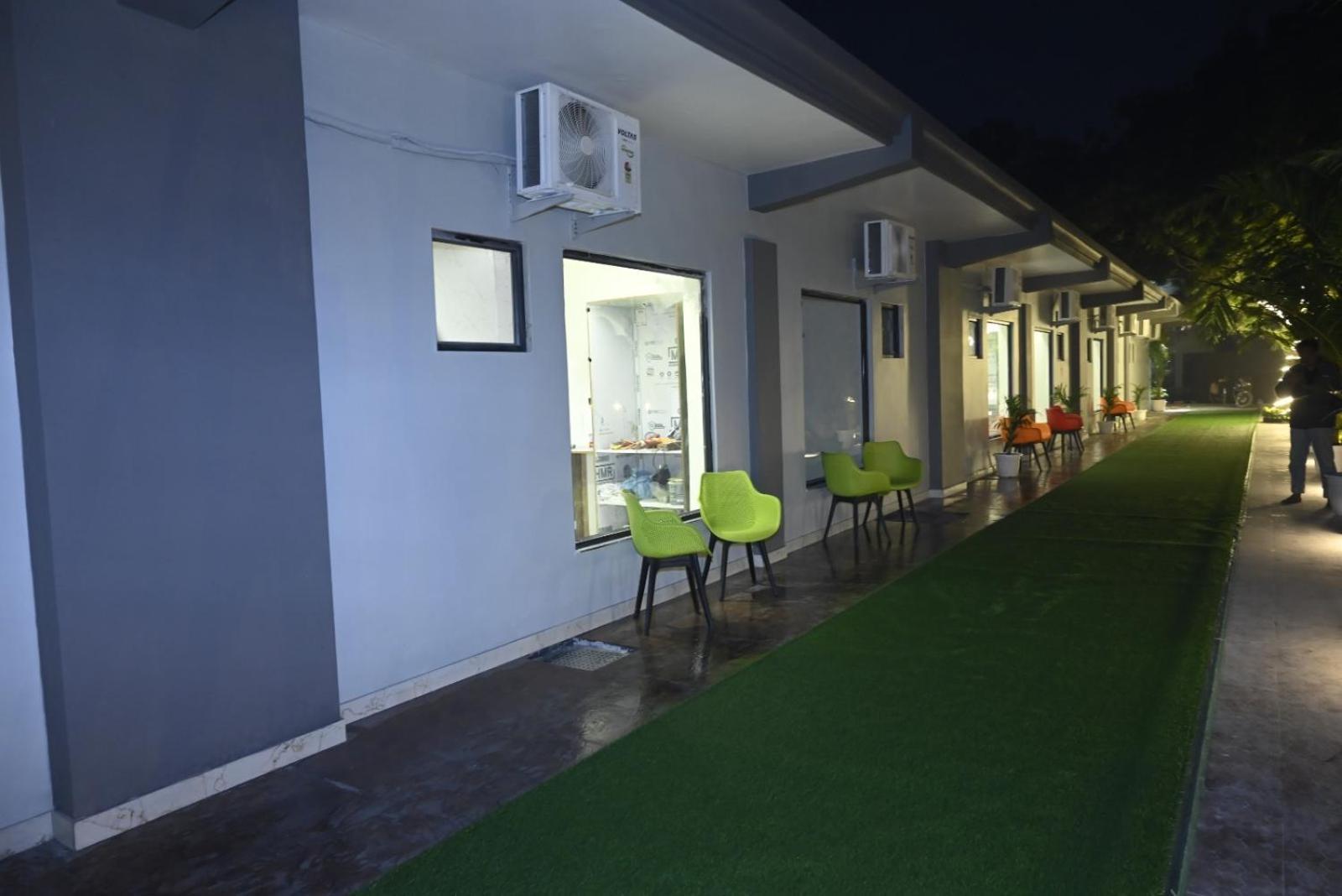 Trisaa Resort & Banquets Jhusi 외부 사진