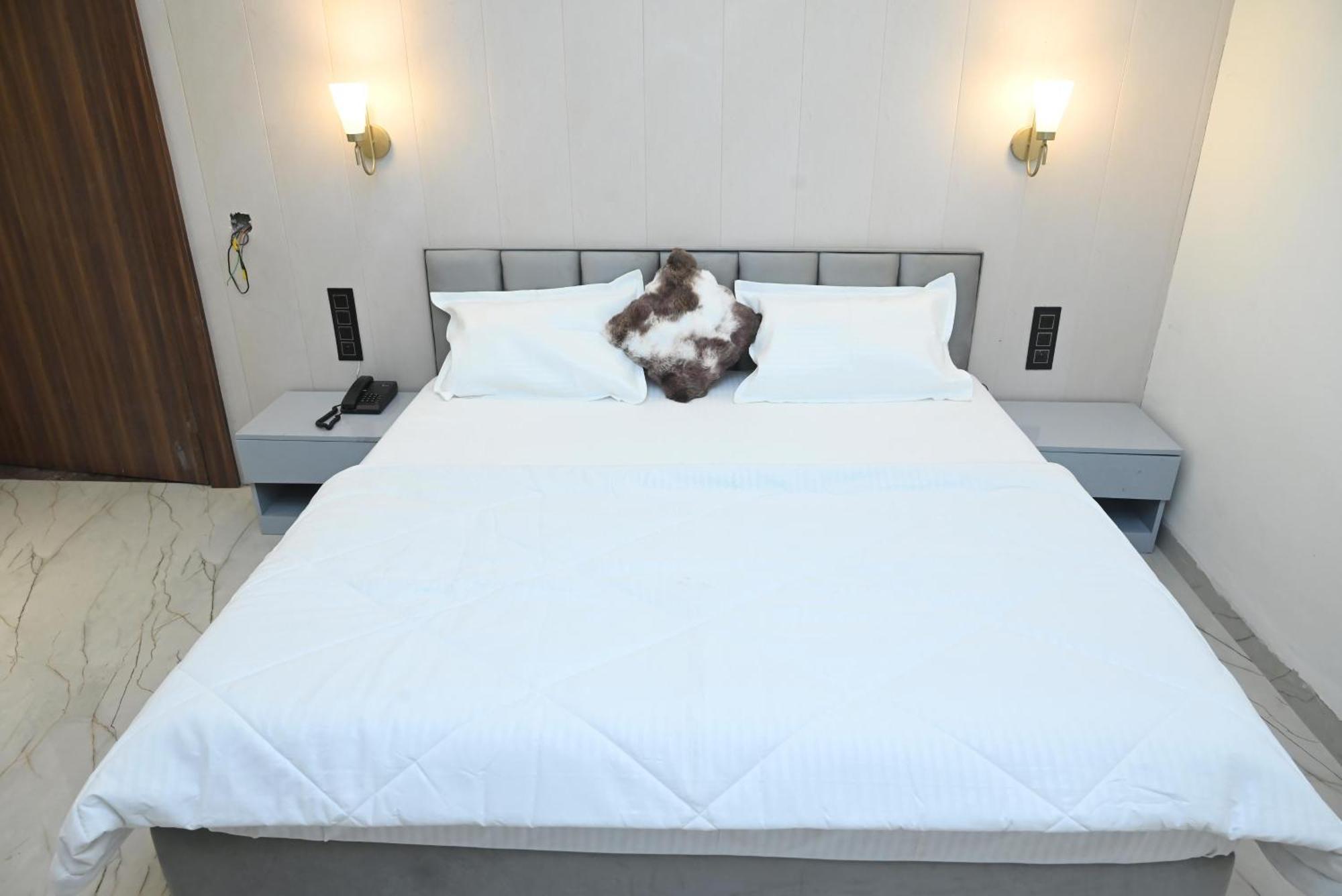 Trisaa Resort & Banquets Jhusi 외부 사진
