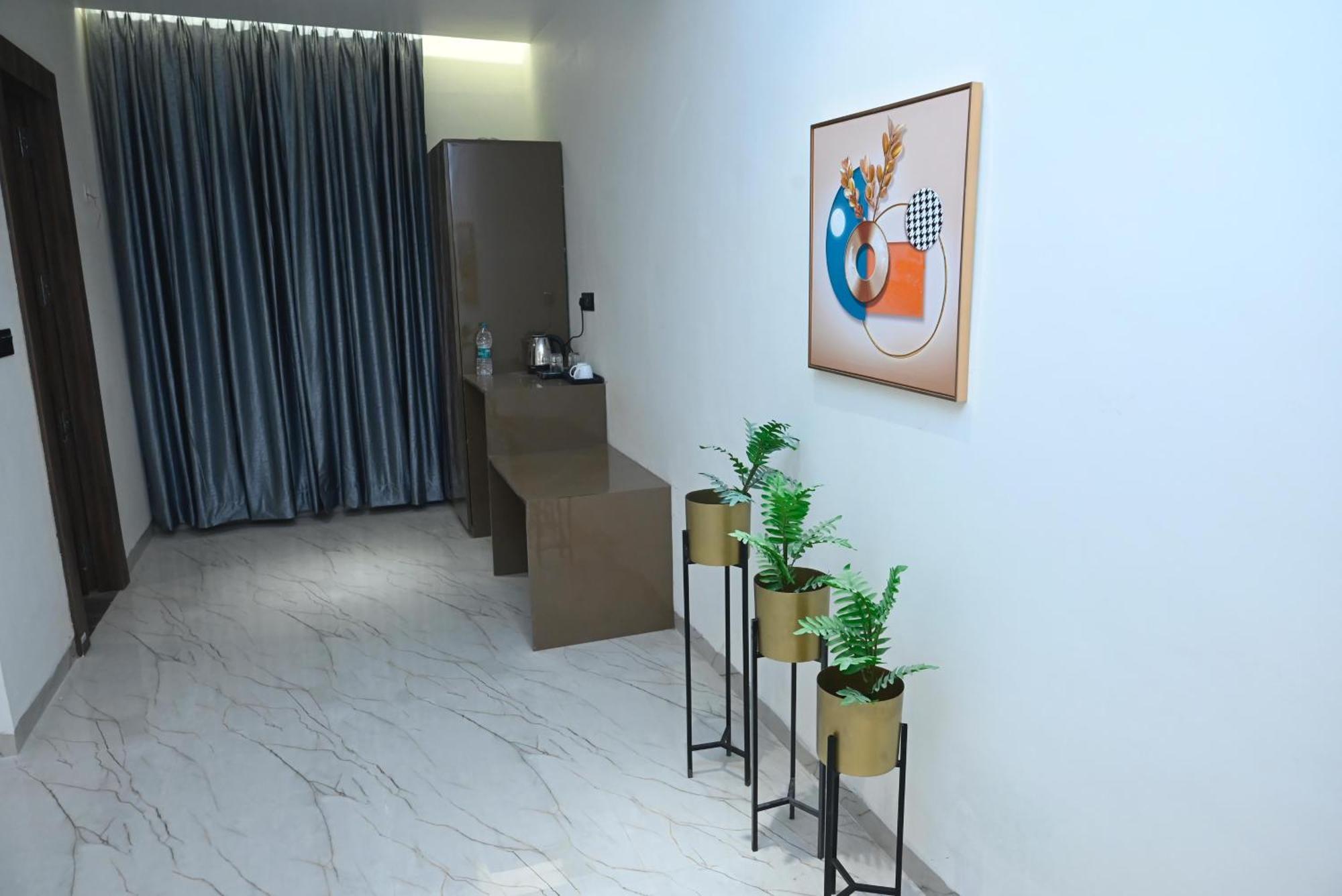 Trisaa Resort & Banquets Jhusi 외부 사진